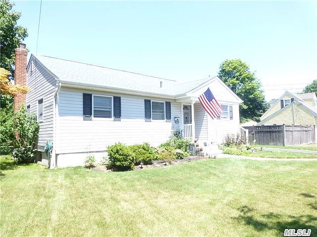 1st image of 7 Wendy Ln