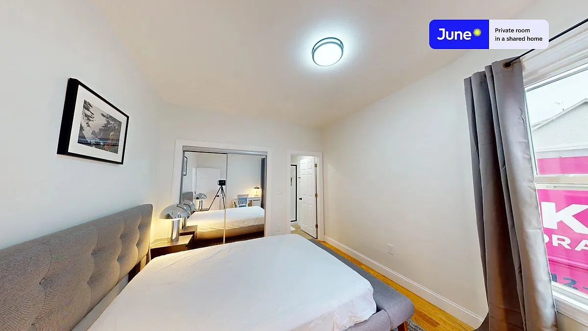 Queen bedroom in 4 bed/2 bath home in Fort Hill #990 A — Photo 2