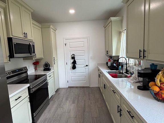 4th image of 402 N Drift St