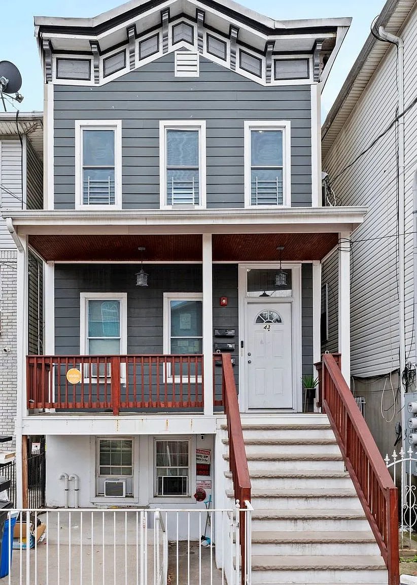 2 bed, 700 sqft, $2,100 — Photo 1