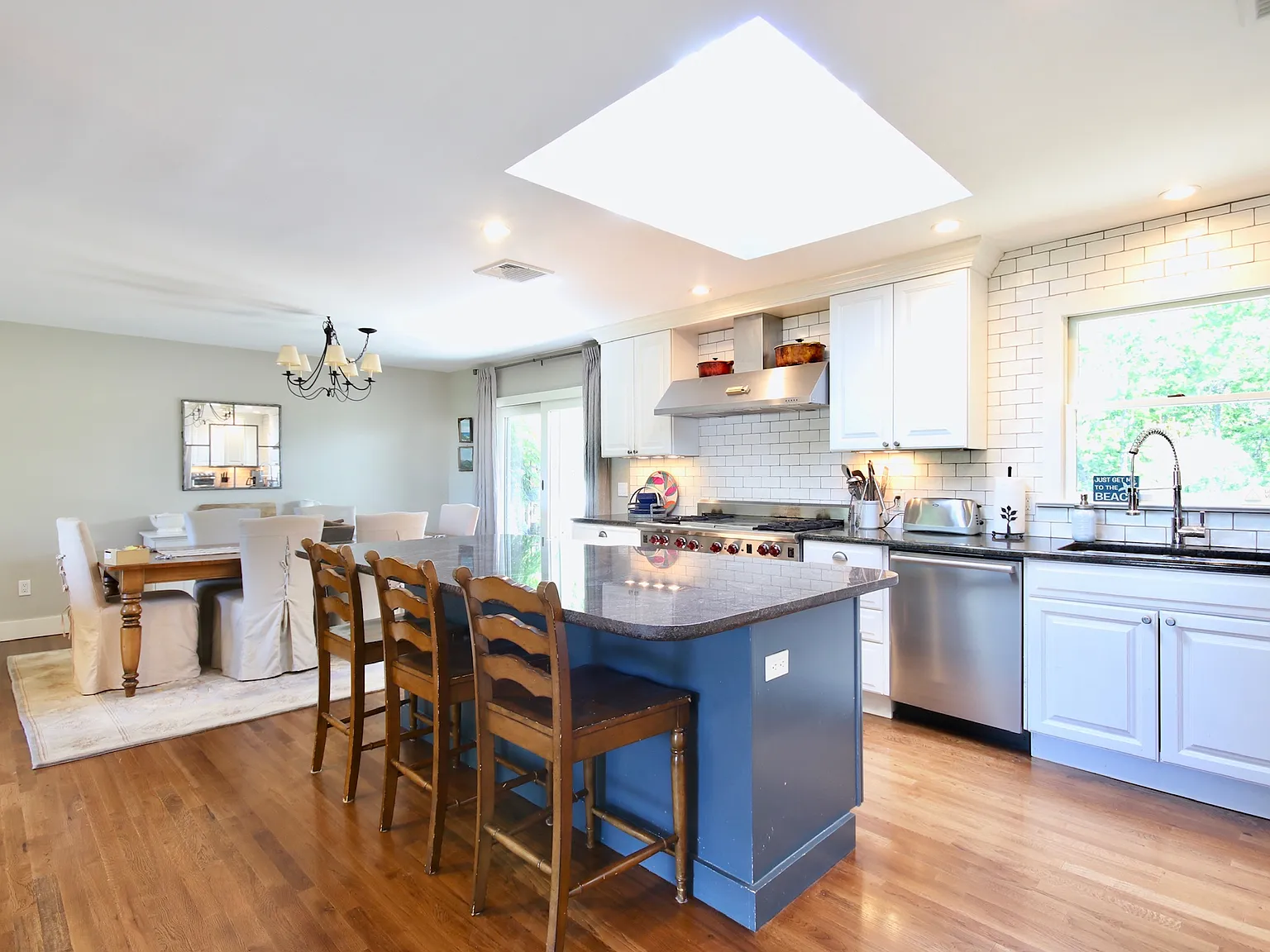 Water Mill 4 bed 2.5 bath Gunite Pool Aug 35K — Photo 4