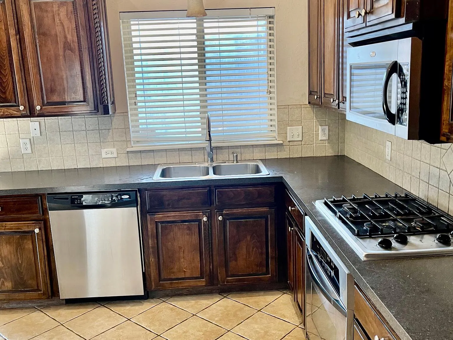 2920 Coach Ct — Photo 4