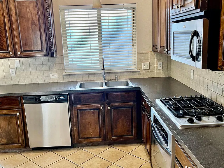 2920 Coach Ct — Photo 4