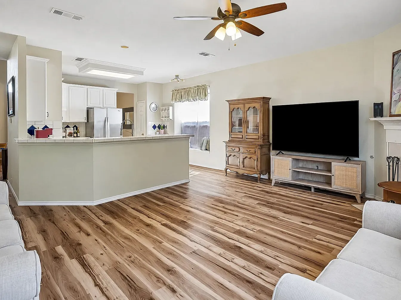 4 bed, 2795 sqft, $3,295 — Photo 2