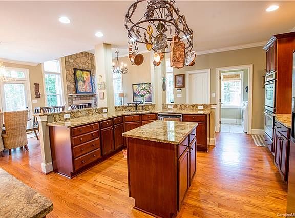 5th image of 128 Cedar Woods Dr