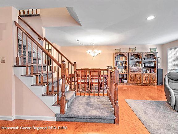 4th image of 295 Stratford Pl