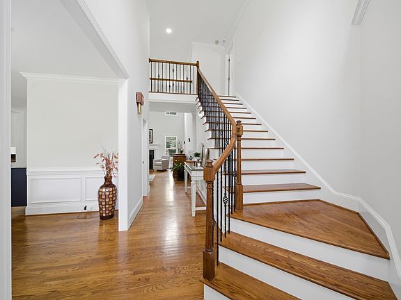 5th image of 200 Cedar View Dr