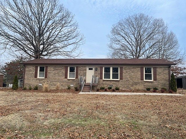 1st image of 843 Cherokee Dr