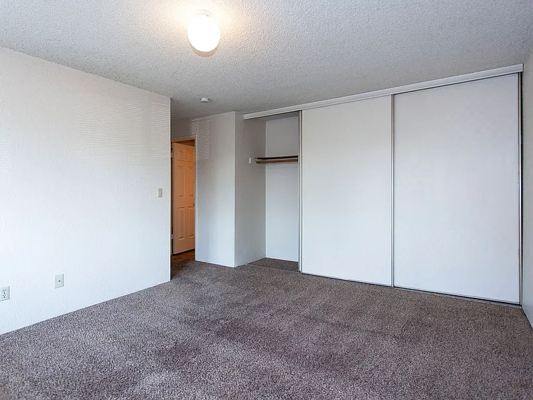 Lakeside Apartments — Photo 60