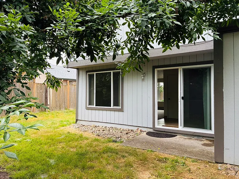933-937 NW Sequoia Ave — Photo 5