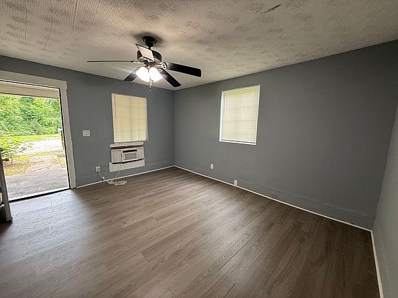 3rd image of 215 Smith St NE #A