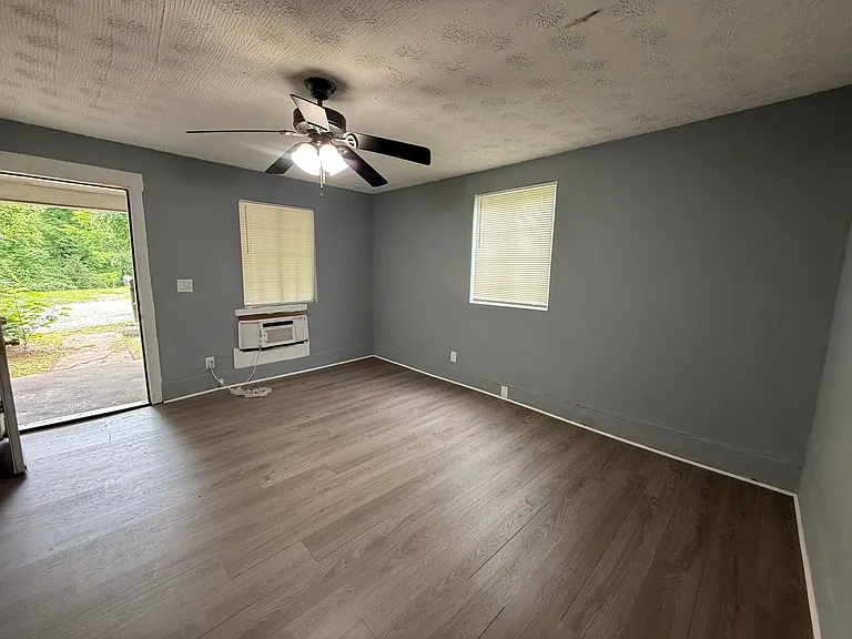 215 Smith St NE — Photo 3