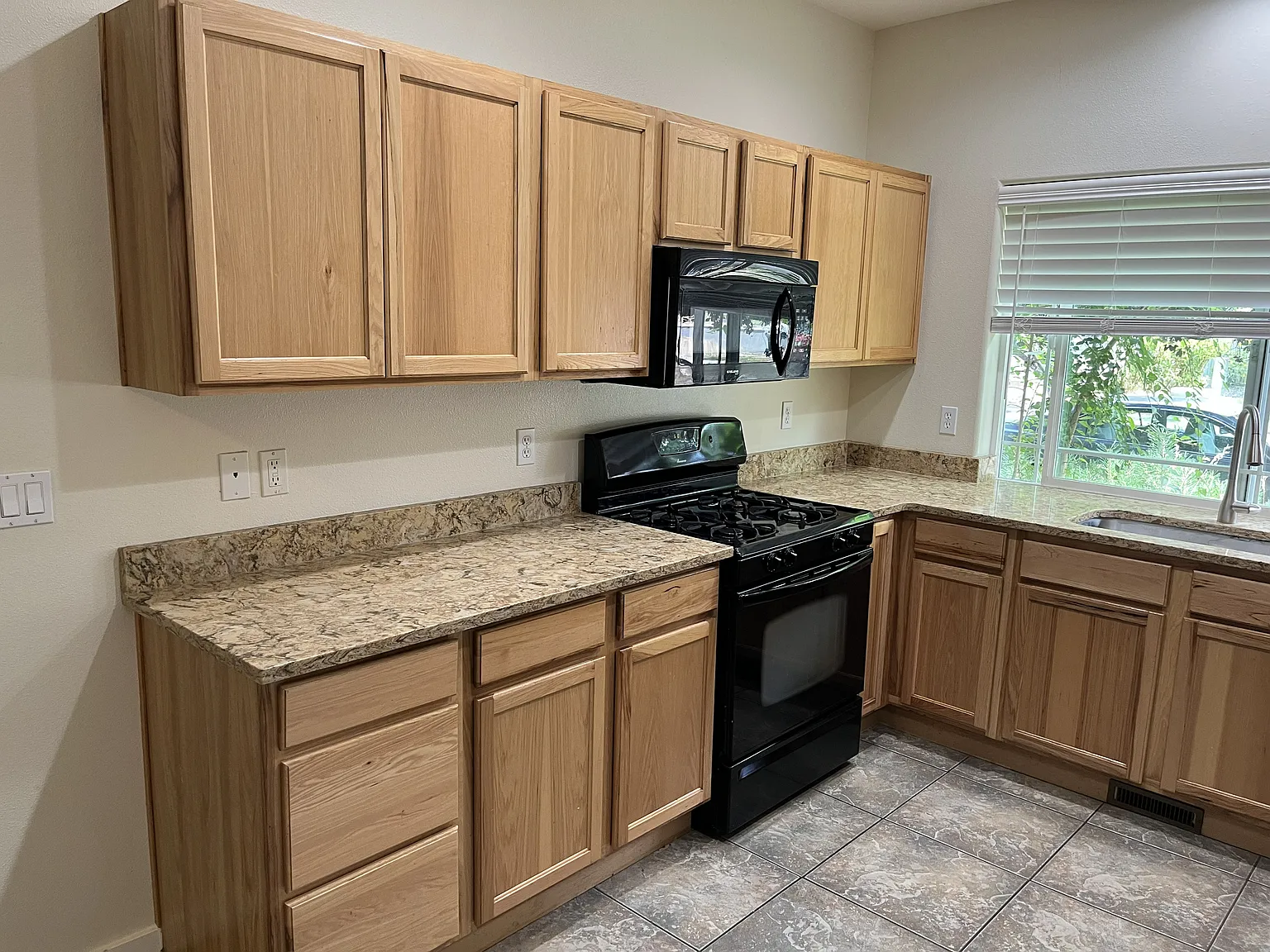3 bed, 2.5 bath, 1563 sqft, $2,700 — Photo 3