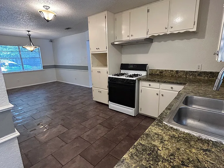 401 Lena Ln — Photo 13