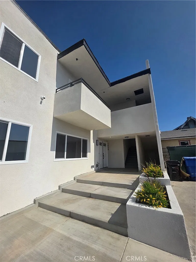 3 bed, 1100 sqft, $3,850 — Photo 1
