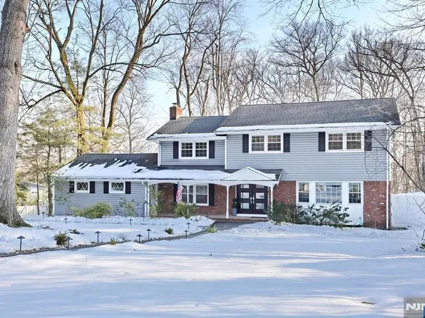 65 Edgewood Dr, Washington Township, NJ 07676
