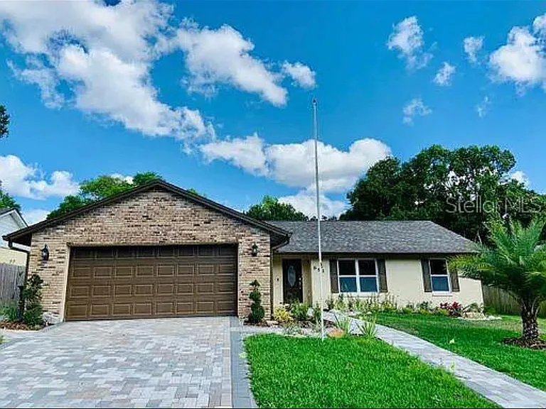 693 Shady Ct — Photo 2