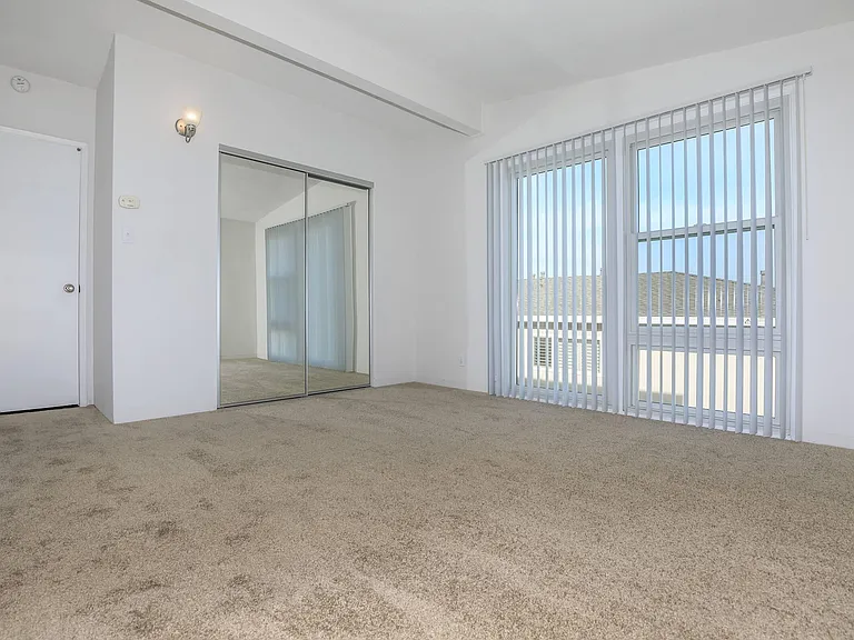 Sea Breeze Beach Apartments — Photo 33