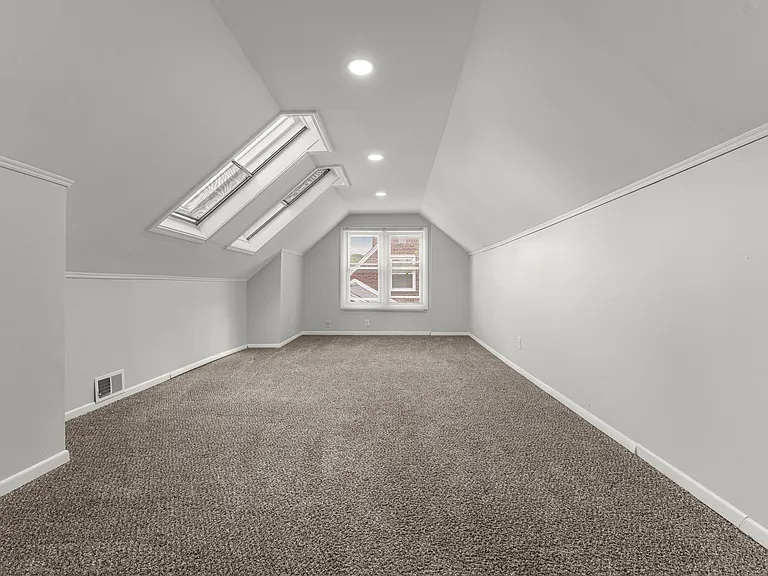 21311 Outer Dr — Photo 22