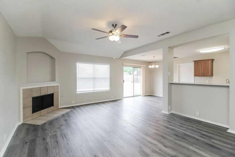 3 bed, 2.0 bath, 1587 sqft, $2,460 — Photo 4