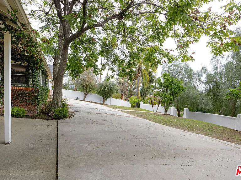 19439 Oxnard St — Photo 7