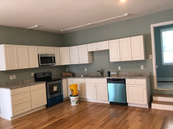 8 Maple St #6, Henniker, NH 03242