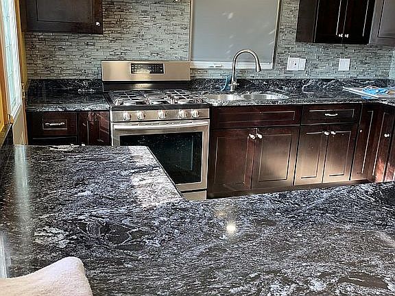 4th image of 379 Dover Dr