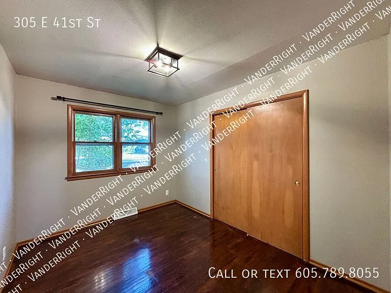 305 E 41st St — Photo 12