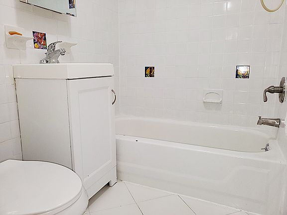 4th image of 158 Bainbridge St #1