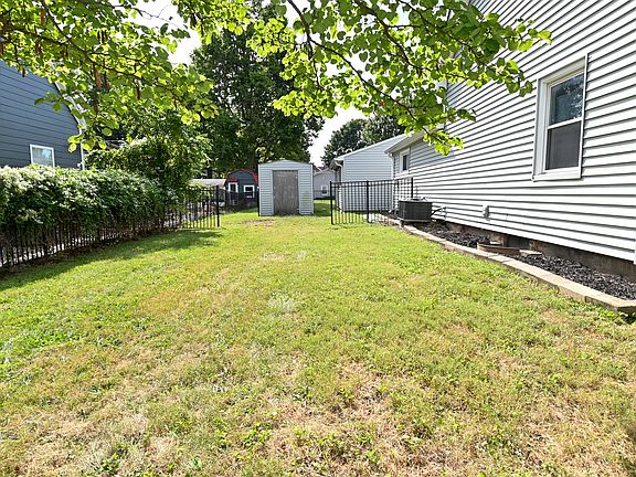 4th image of 703 E Main St