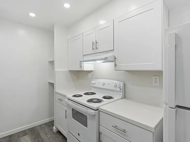 444 Merritt Ave #202 — Photo 4