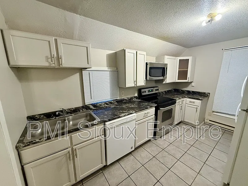 2 bed, 1.0 bath, 800 sqft, $800 — Photo 2