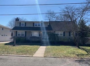10 Thayer Pl, West Islip, NY 11795