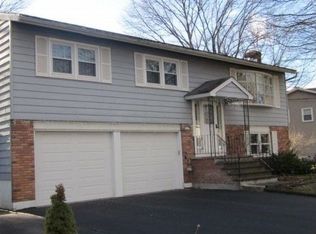 8 Chris Dr, Niskayuna, NY 12309