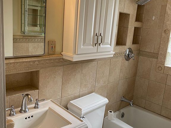 5th image of 210 E Lowry Ln