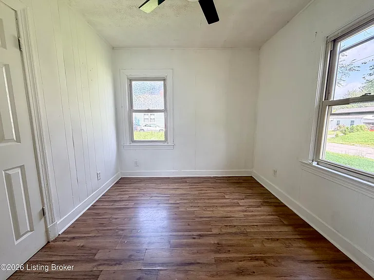 2706 Wyandotte Ave — Photo 5