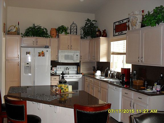 Kitchen and Eat Bar Island