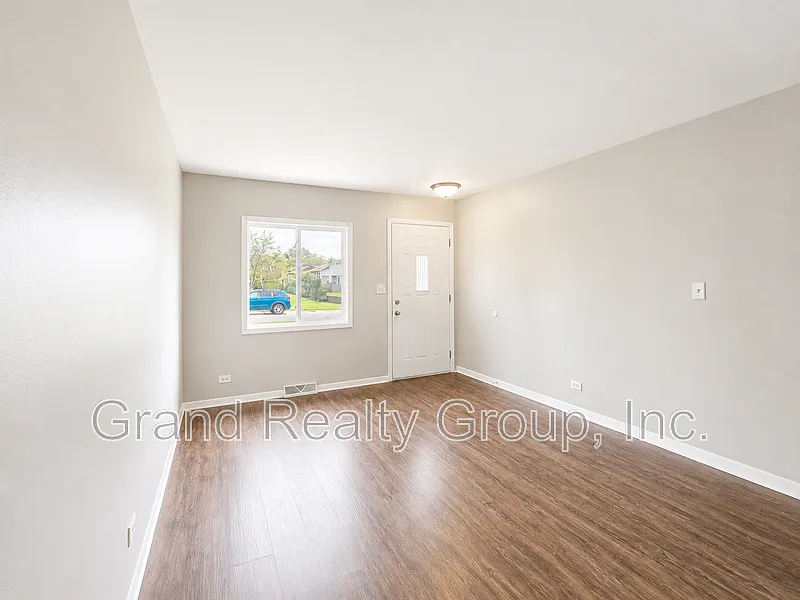 2 bed, 1.0 bath, $1,600 — Photo 2