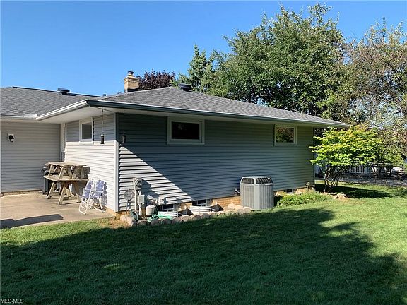 3rd image of 1661 Green Acres Dr