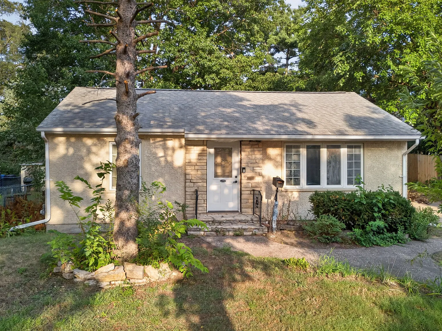 3 bed, 984 sqft, $2,000 — Photo 2