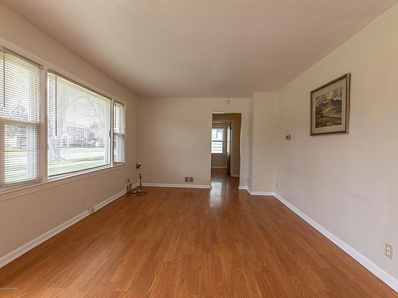 3rd image of 2309 Marguerite Ave
