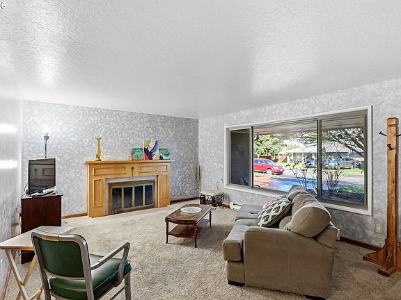 4th image of 700 NE Donelson Rd