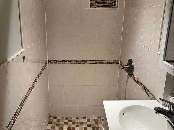 4th image of 114-25 Bedell St #B
