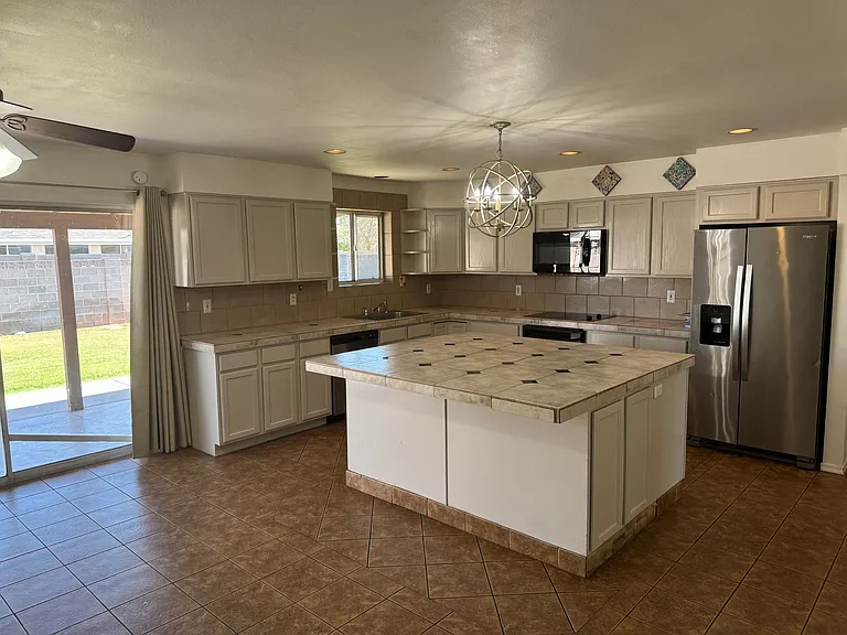 27 E Balboa Dr — Photo 4
