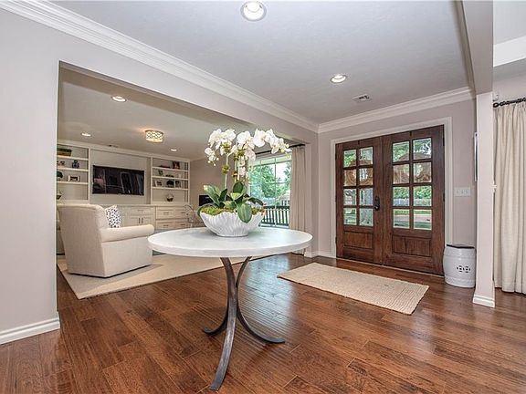 3rd image of 2933 Finchley Ln