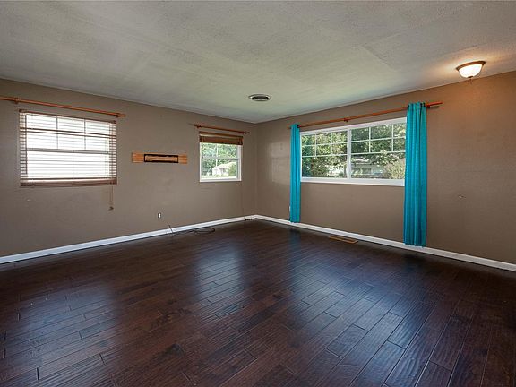 3rd image of 1104 SE 10th St
