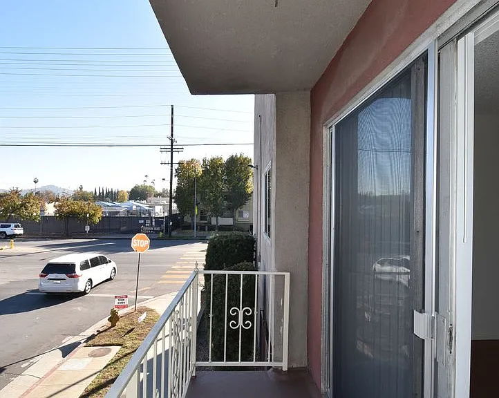12241 Burbank Blvd — Photo 10