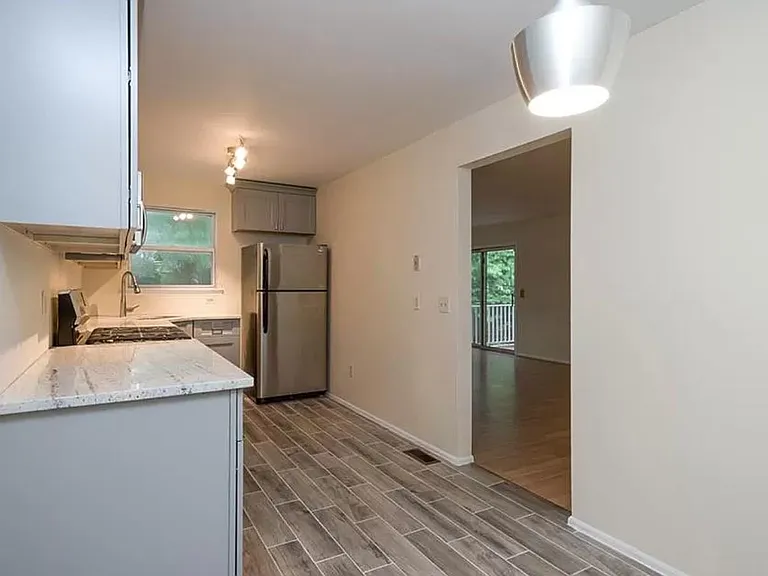 356 Keswick Dr — Photo 2