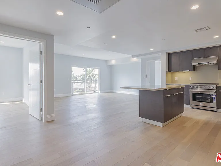 2939 W Leeward Ave #401 — Photo 8