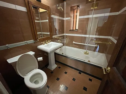 Rented by Metropolis International Realty Inc. | media 8